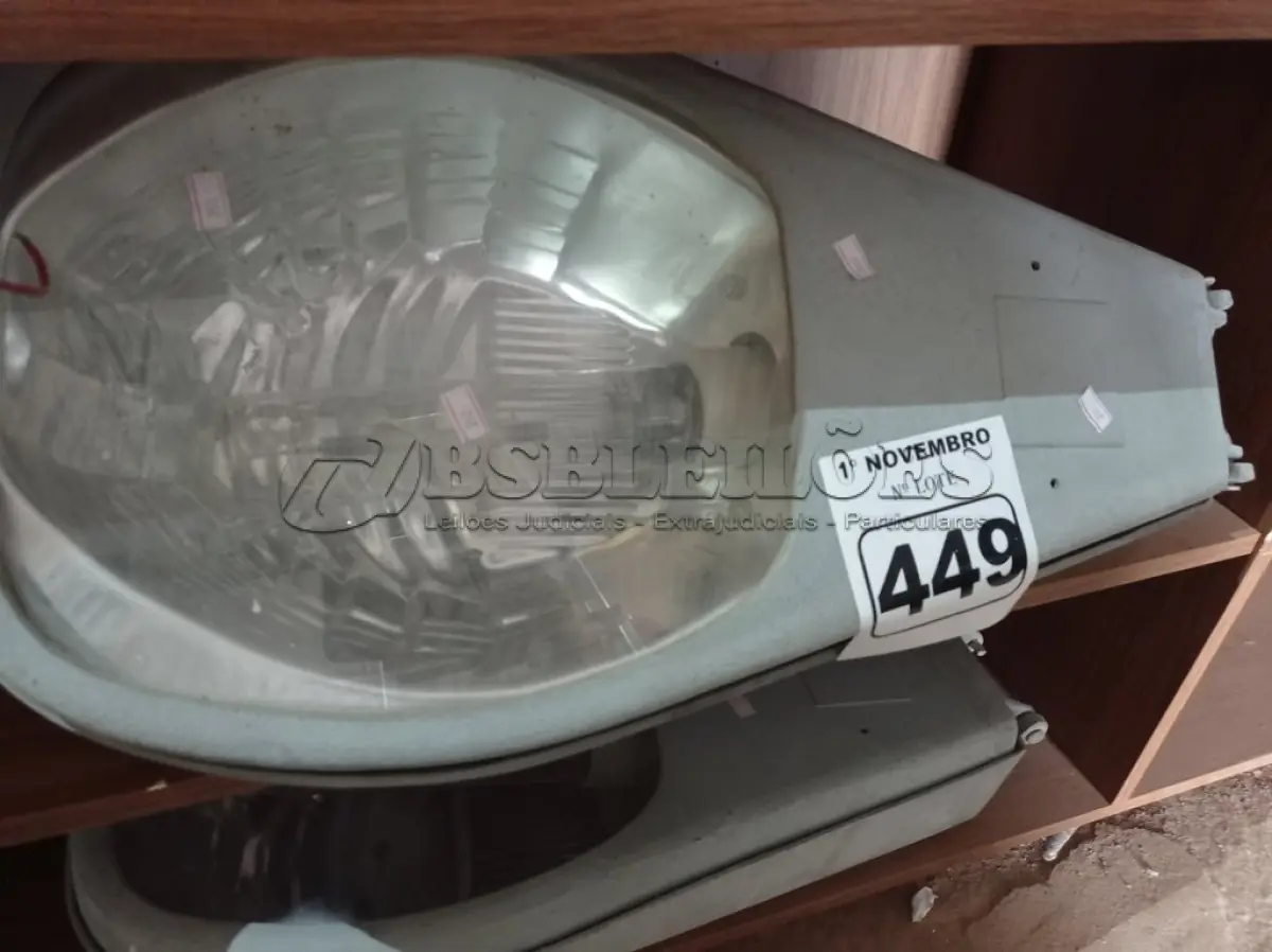 LOTE 449 - 02 LUMINÁRIAS DE PÁTIO. (NO ESTADO) ATENÇÃO! FAZER A VISITAÇÃO ANTES DE ARREMATAR, NÃO SABEMOS SE FUNCIONA. LEILÃO NÃO TEM GARANTIA E NEM DEVOLUÇÃO, SUJEITO A POSSÍVEIS AVARIAS VISÍVEIS/OCULTAS E/OU AUSÊNCIA DE COMPONENTES.