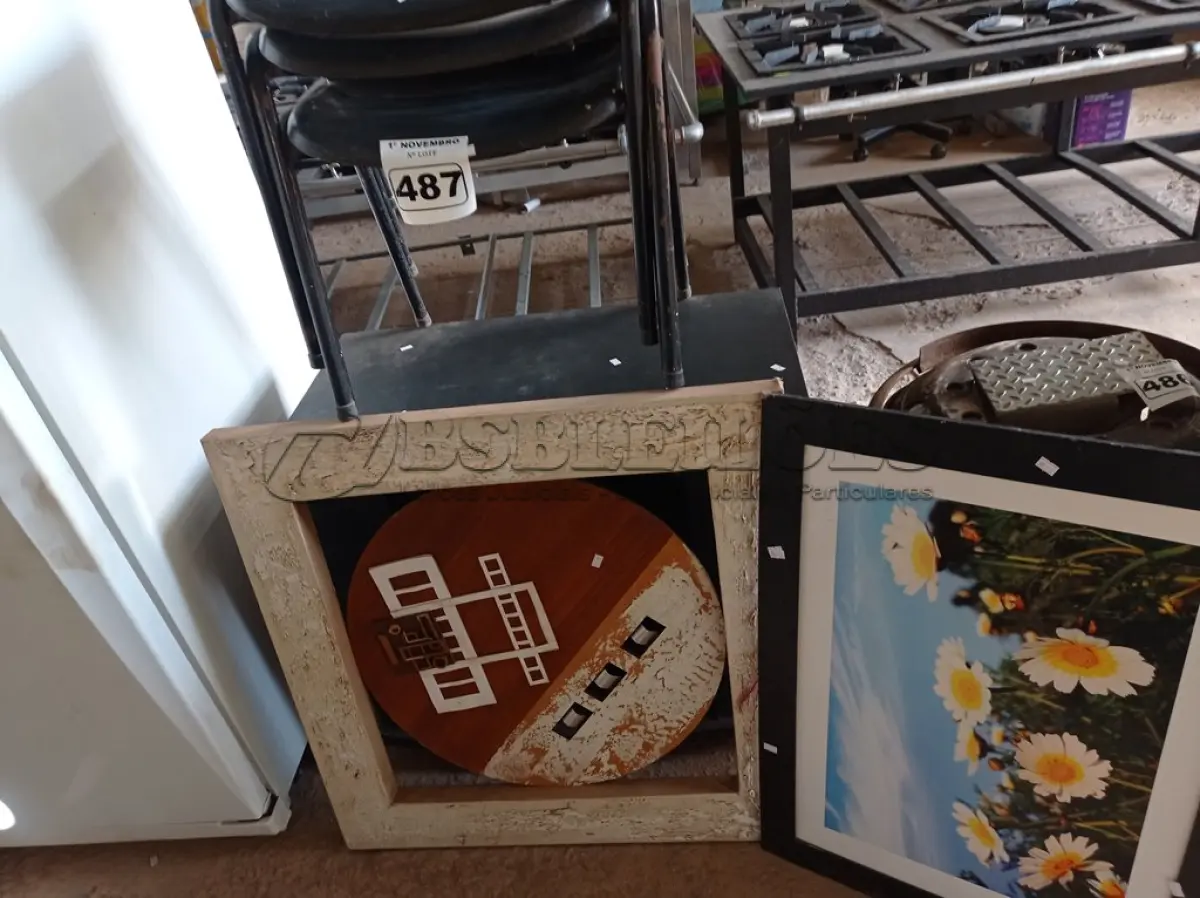 LOTE 487 - 02 QUADROS DECORATIVOS, 01 RACK E 03 CADEIRAS BASE FIXA. (NO ESTADO) ATENÇÃO! FAZER A VISITAÇÃO ANTES DE ARREMATAR, NÃO SABEMOS SE FUNCIONA. LEILÃO NÃO TEM GARANTIA E NEM DEVOLUÇÃO, SUJEITO A POSSÍVEIS AVARIAS VISÍVEIS/OCULTAS E/OU AUSÊNCIA DE COMPONENTES.