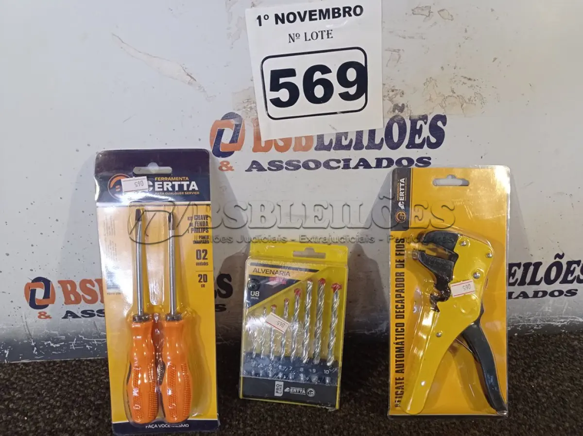 LOTE 569 - 01 ALICATE DECAPADOR DE FIOS, 01 KIT DE BROCAS E 01 KIT DE CHAVES FENDA/PHILIPS. (NO ESTADO) ATENÇÃO! FAZER A VISITAÇÃO ANTES DE ARREMATAR, NÃO SABEMOS SE FUNCIONA. LEILÃO NÃO TEM GARANTIA E NEM DEVOLUÇÃO, SUJEITO A POSSÍVEIS AVARIAS VISÍVEIS/OCULTAS E/OU AUSÊNCIA DE COMPONENTES.