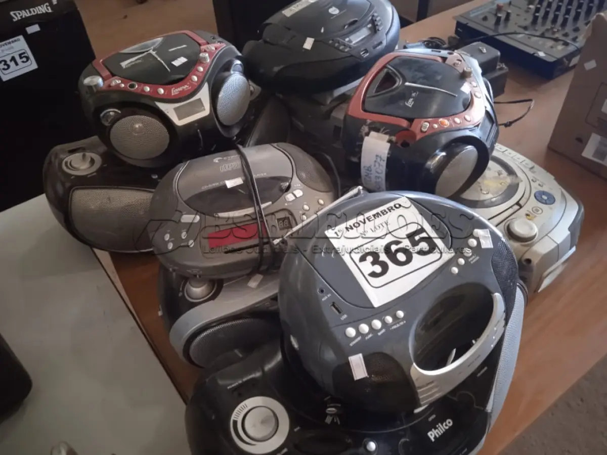 LOTE 365 - 09 APARELHOS DE SOM MARCAS E MODELOS DIVERSOS. (NO ESTADO) ATENÇÃO! FAZER A VISITAÇÃO ANTES DE ARREMATAR, NÃO SABEMOS SE FUNCIONA. LEILÃO NÃO TEM GARANTIA E NEM DEVOLUÇÃO, SUJEITO A POSSÍVEIS AVARIAS VISÍVEIS/OCULTAS E/OU AUSÊNCIA DE COMPONENTES.