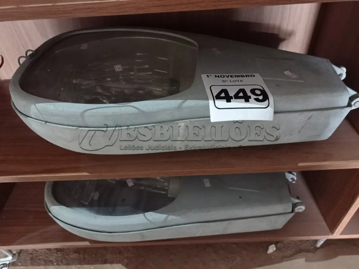 LOTE 449 - 02 LUMINÁRIAS DE PÁTIO. (NO ESTADO) ATENÇÃO! FAZER A VISITAÇÃO ANTES DE ARREMATAR, NÃO SABEMOS SE FUNCIONA. LEILÃO NÃO TEM GARANTIA E NEM DEVOLUÇÃO, SUJEITO A POSSÍVEIS AVARIAS VISÍVEIS/OCULTAS E/OU AUSÊNCIA DE COMPONENTES.