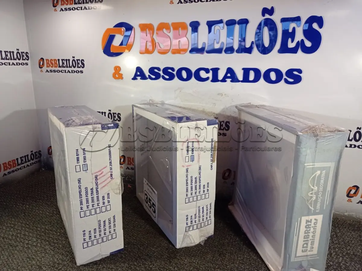 LOTE 355 - 03 LUMINÁRIAS DE SOBREPOR. (NO ESTADO) ATENÇÃO! FAZER A VISITAÇÃO ANTES DE ARREMATAR, NÃO SABEMOS SE FUNCIONA. LEILÃO NÃO TEM GARANTIA E NEM DEVOLUÇÃO, SUJEITO A POSSÍVEIS AVARIAS VISÍVEIS/OCULTAS E/OU AUSÊNCIA DE COMPONENTES.