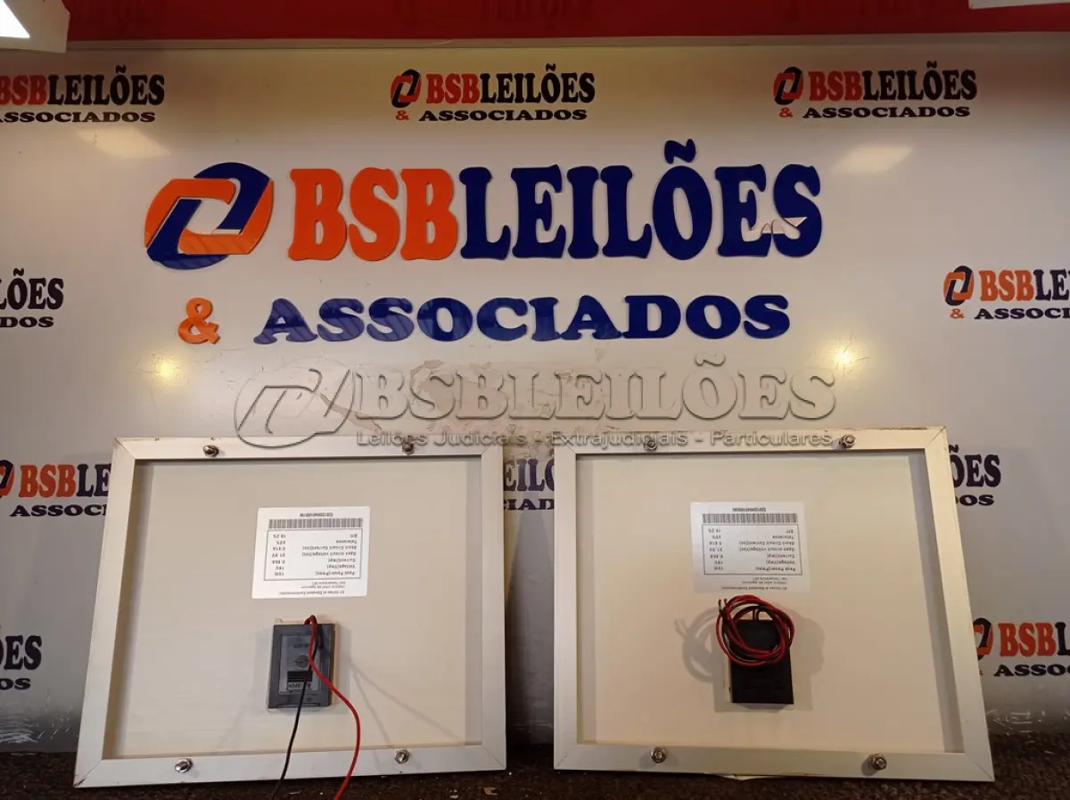 LOTE 447 - 02 PAINÉIS SOLARES 18V 10W. (NO ESTADO) ATENÇÃO! FAZER A VISITAÇÃO ANTES DE ARREMATAR, NÃO SABEMOS SE FUNCIONA. LEILÃO NÃO TEM GARANTIA E NEM DEVOLUÇÃO, SUJEITO A POSSÍVEIS AVARIAS VISÍVEIS/OCULTAS E/OU AUSÊNCIA DE COMPONENTES.
