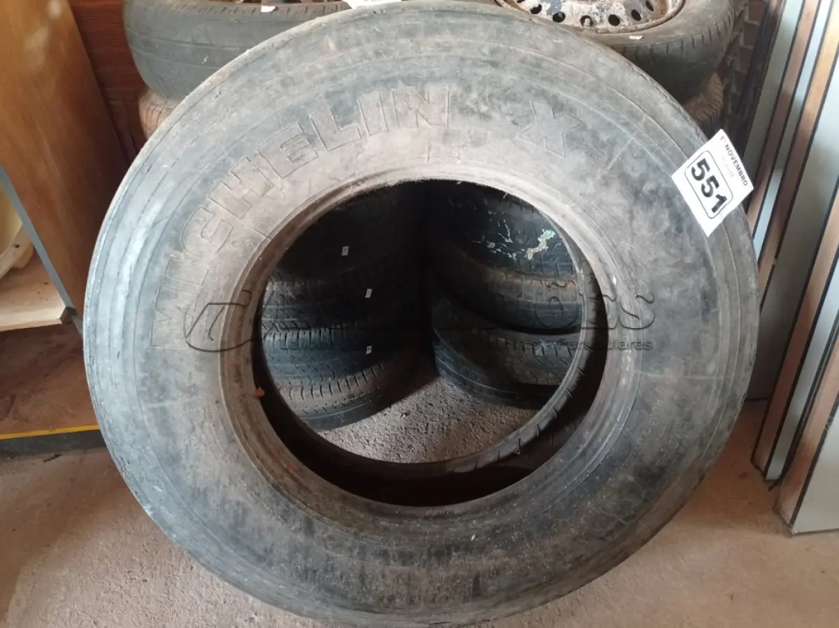 LOTE 551 - 01 PNEU PARA CAMINHÃO 275/80/22.5. (NO ESTADO) ATENÇÃO! FAZER A VISITAÇÃO ANTES DE ARREMATAR, NÃO SABEMOS SE FUNCIONA. LEILÃO NÃO TEM GARANTIA E NEM DEVOLUÇÃO, SUJEITO A POSSÍVEIS AVARIAS VISÍVEIS/OCULTAS E/OU AUSÊNCIA DE COMPONENTES.
