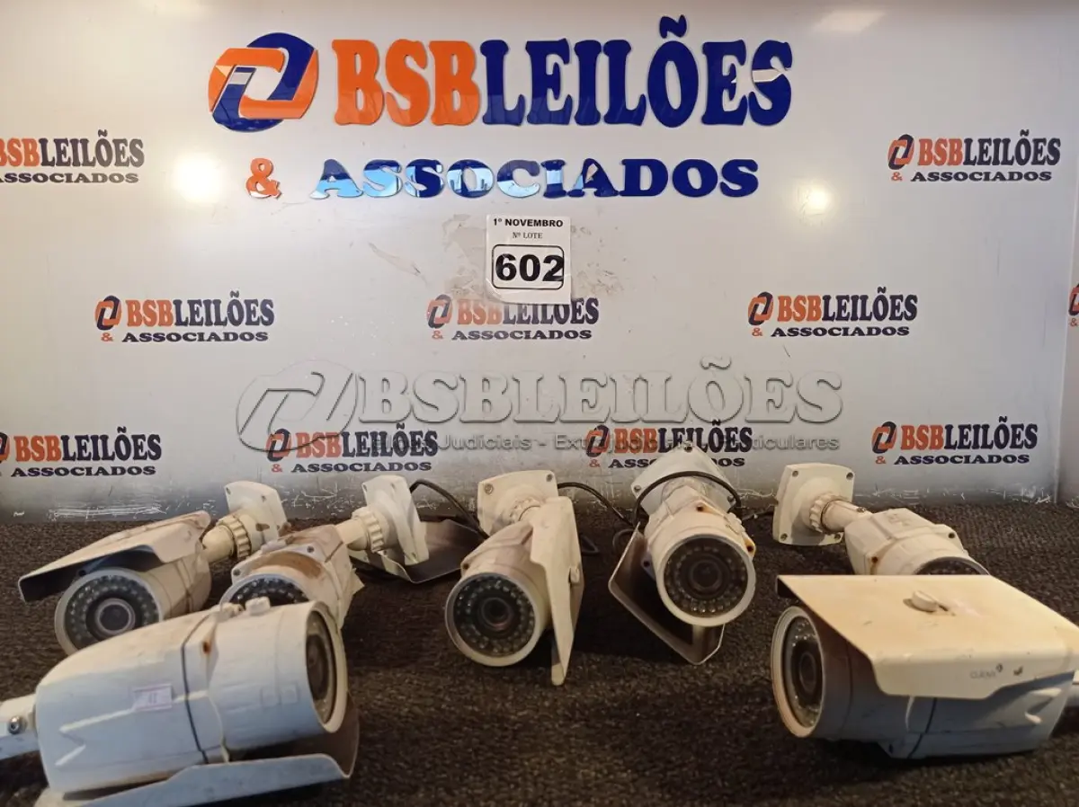 LOTE 602 - 01 LOTE COM VÁRIAS CÂMERAS DE SEGURANÇA. (NO ESTADO) ATENÇÃO! FAZER A VISITAÇÃO ANTES DE ARREMATAR, NÃO SABEMOS SE FUNCIONA. LEILÃO NÃO TEM GARANTIA E NEM DEVOLUÇÃO, SUJEITO A POSSÍVEIS AVARIAS VISÍVEIS/OCULTAS E/OU AUSÊNCIA DE COMPONENTES.
