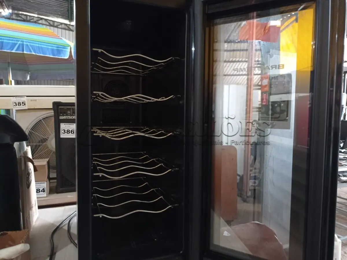 LOTE 388 - 01 ADEGA MARCA BRASTEMP. (NO ESTADO) ATENÇÃO! FAZER A VISITAÇÃO ANTES DE ARREMATAR, NÃO SABEMOS SE FUNCIONA. LEILÃO NÃO TEM GARANTIA E NEM DEVOLUÇÃO, SUJEITO A POSSÍVEIS AVARIAS VISÍVEIS/OCULTAS E/OU AUSÊNCIA DE COMPONENTES.