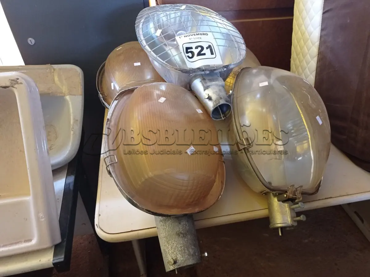 LOTE 521 - 04 LUMINÁRIAS DE PÁTIO. (NO ESTADO) ATENÇÃO! FAZER A VISITAÇÃO ANTES DE ARREMATAR, NÃO SABEMOS SE FUNCIONA. LEILÃO NÃO TEM GARANTIA E NEM DEVOLUÇÃO, SUJEITO A POSSÍVEIS AVARIAS VISÍVEIS/OCULTAS E/OU AUSÊNCIA DE COMPONENTES.