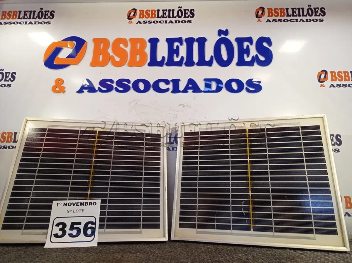 LOTE 356 - 02 PAINÉIS SOLARES 18V 10W. (NO ESTADO) ATENÇÃO! FAZER A VISITAÇÃO ANTES DE ARREMATAR, NÃO SABEMOS SE FUNCIONA. LEILÃO NÃO TEM GARANTIA E NEM DEVOLUÇÃO, SUJEITO A POSSÍVEIS AVARIAS VISÍVEIS/OCULTAS E/OU AUSÊNCIA DE COMPONENTES.