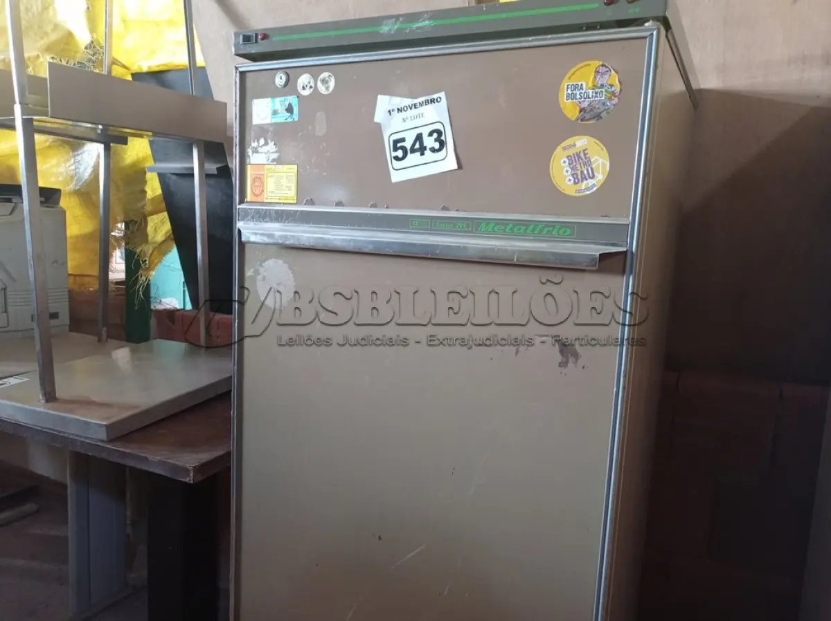 LOTE 543 - 01 FREEZER VERTICAL MARCA METALFRIO 220V. (NO ESTADO) ATENÇÃO! FAZER A VISITAÇÃO ANTES DE ARREMATAR, NÃO SABEMOS SE FUNCIONA. LEILÃO NÃO TEM GARANTIA E NEM DEVOLUÇÃO, SUJEITO A POSSÍVEIS AVARIAS VISÍVEIS/OCULTAS E/OU AUSÊNCIA DE COMPONENTES.
