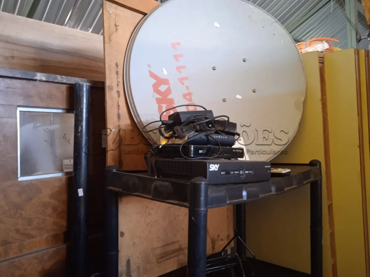 LOTE 519 - 01 ESTANTE MODULAR, 03 BASES DE POSTE PARA JARDIM 01 ANTENA DA SKY COM AVARIAS 01 QUADRO PARA DESENHO E 04 APARELHO PARA SKY. (NO ESTADO) ATENÇÃO! FAZER A VISITAÇÃO ANTES DE ARREMATAR, NÃO SABEMOS SE FUNCIONA. LEILÃO NÃO TEM GARANTIA E NEM DEVOLUÇÃO, SUJEITO A POSSÍVEIS AVARIAS VISÍVEIS/OCULTAS E/OU AUSÊNCIA DE COMPONENTES.