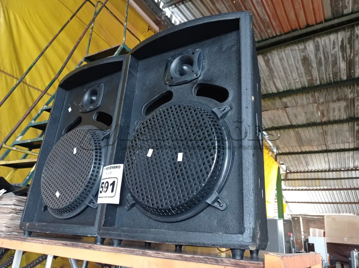 LOTE 591 - 02 CAIXA DE SOM PASSIVAS. (NO ESTADO) ATENÇÃO! FAZER A VISITAÇÃO ANTES DE ARREMATAR, NÃO SABEMOS SE FUNCIONA. LEILÃO NÃO TEM GARANTIA E NEM DEVOLUÇÃO, SUJEITO A POSSÍVEIS AVARIAS VISÍVEIS/OCULTAS E/OU AUSÊNCIA DE COMPONENTES.