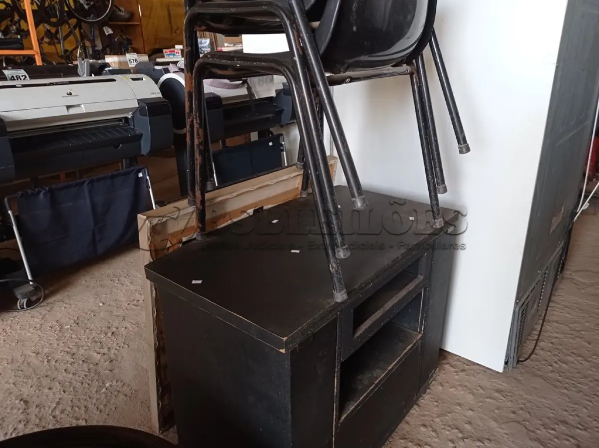 LOTE 487 - 02 QUADROS DECORATIVOS, 01 RACK E 03 CADEIRAS BASE FIXA. (NO ESTADO) ATENÇÃO! FAZER A VISITAÇÃO ANTES DE ARREMATAR, NÃO SABEMOS SE FUNCIONA. LEILÃO NÃO TEM GARANTIA E NEM DEVOLUÇÃO, SUJEITO A POSSÍVEIS AVARIAS VISÍVEIS/OCULTAS E/OU AUSÊNCIA DE COMPONENTES.