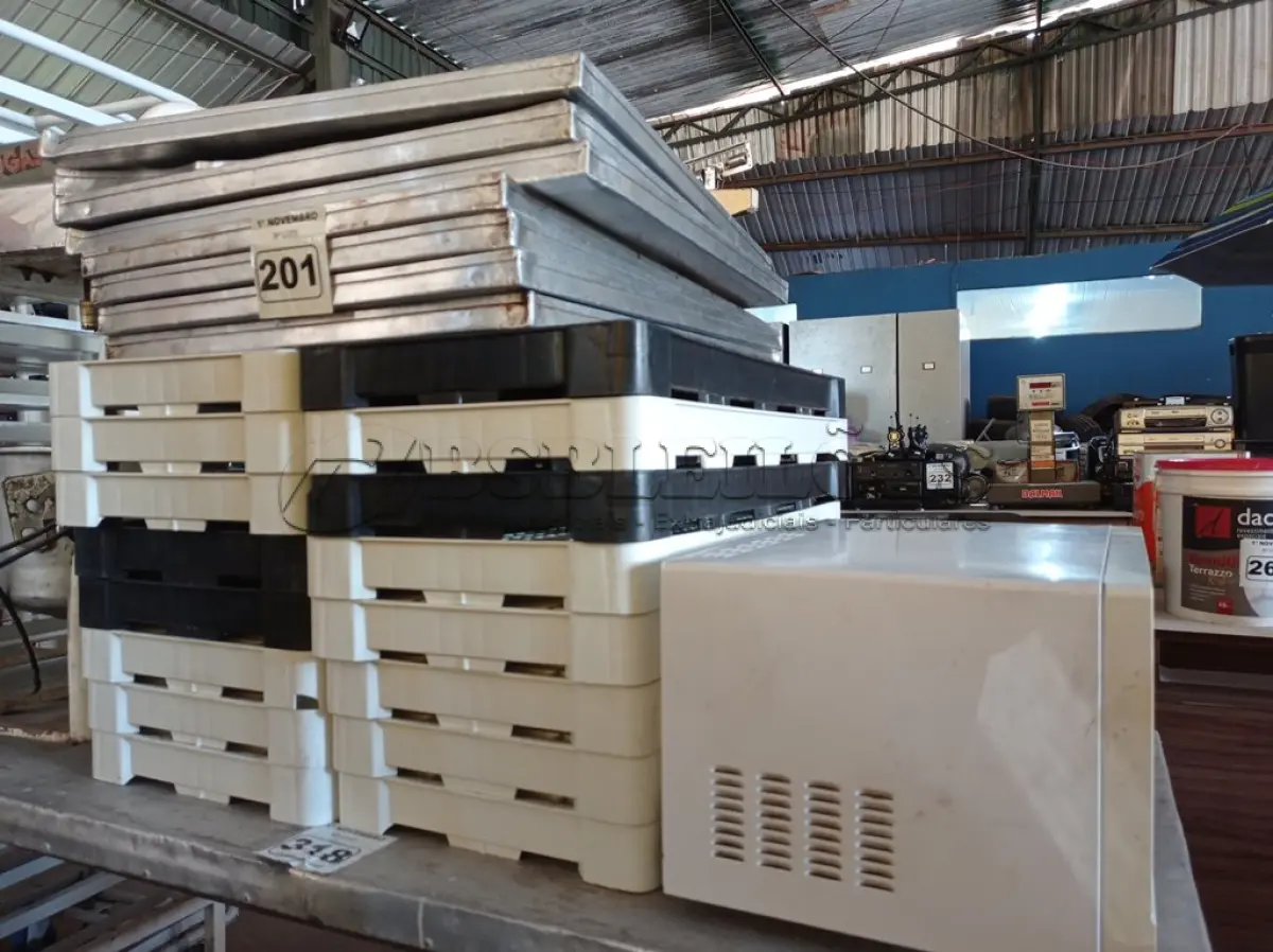 LOTE 201 - 06 PRATELEIRAS PLÁSTICAS PARA ESTANTE MODULAR, 08 ASSADEIRA GRANDES EM ALUMÍNIO E 01 MICROONDAS MARCA MIDEA. NO ESTADO) ATENÇÃO! FAZER A VISITAÇÃO ANTES DE ARREMATAR, NÃO SABEMOS SE FUNCIONA. LEILÃO NÃO TEM GARANTIA E NEM DEVOLUÇÃO, SUJEITO A POSSÍVEIS AVARIAS VISÍVEIS/OCULTAS E/OU AUSÊNCIA DE COMPONENTES.