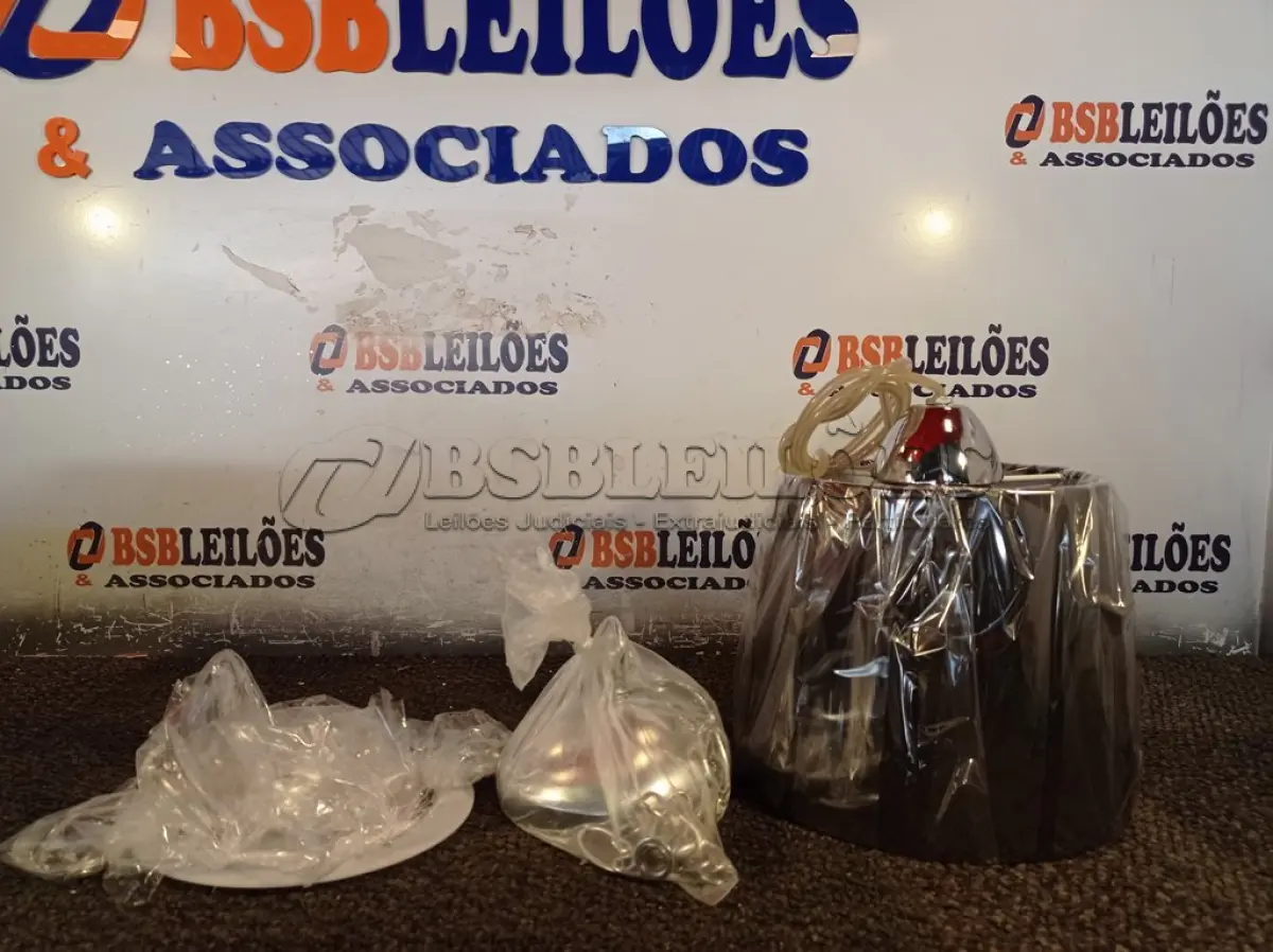 LOTE 445 - 01 LUMINÁRIA PENDENTE SÃO PAULO. (NO ESTADO) ATENÇÃO! FAZER A VISITAÇÃO ANTES DE ARREMATAR, NÃO SABEMOS SE FUNCIONA. LEILÃO NÃO TEM GARANTIA E NEM DEVOLUÇÃO, SUJEITO A POSSÍVEIS AVARIAS VISÍVEIS/OCULTAS E/OU AUSÊNCIA DE COMPONENTES.
