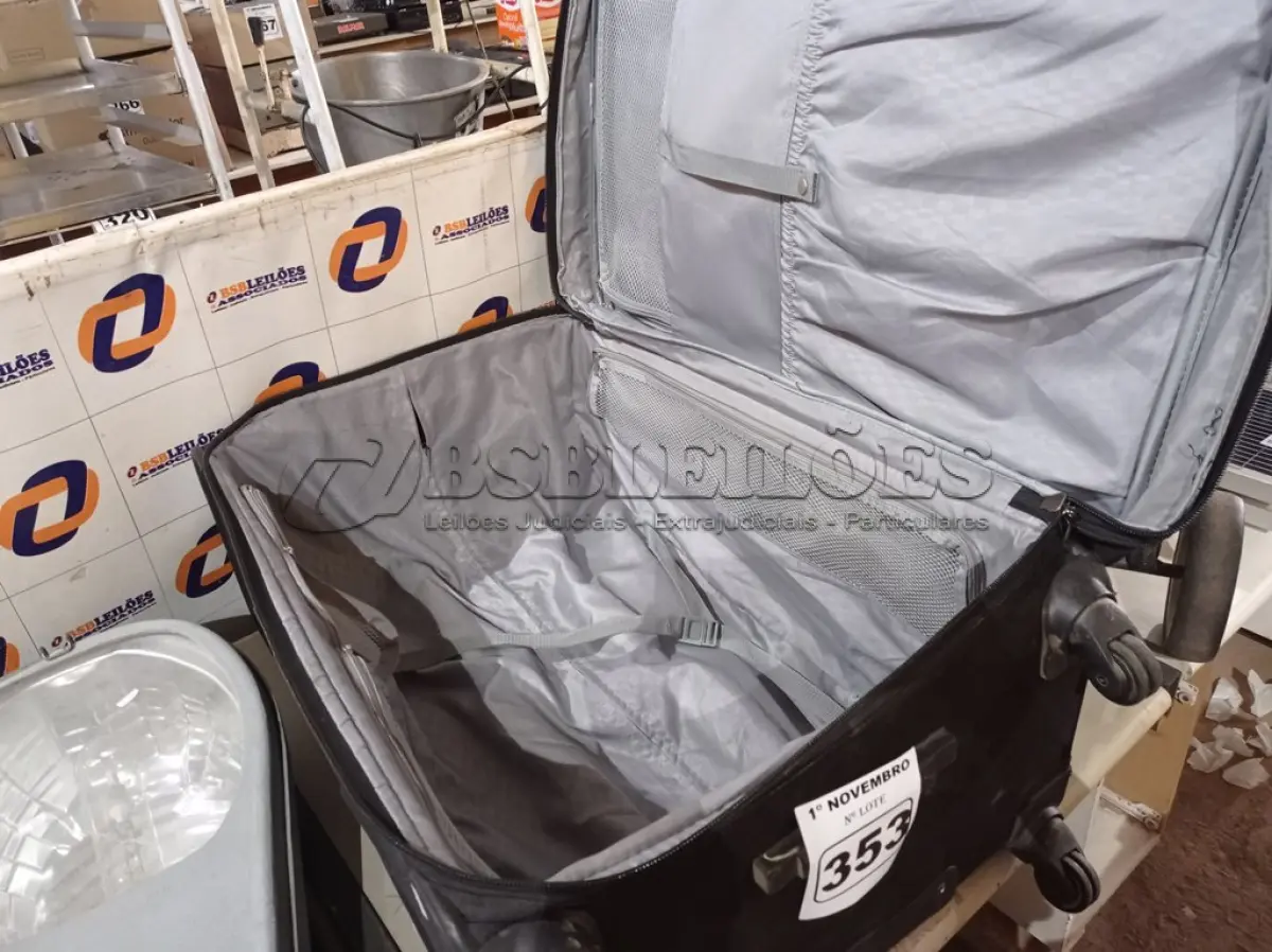 LOTE 353 - 01 MALA PARA VIAGEM. (NO ESTADO) ATENÇÃO! FAZER A VISITAÇÃO ANTES DE ARREMATAR, NÃO SABEMOS SE FUNCIONA. LEILÃO NÃO TEM GARANTIA E NEM DEVOLUÇÃO, SUJEITO A POSSÍVEIS AVARIAS VISÍVEIS/OCULTAS E/OU AUSÊNCIA DE COMPONENTES.
