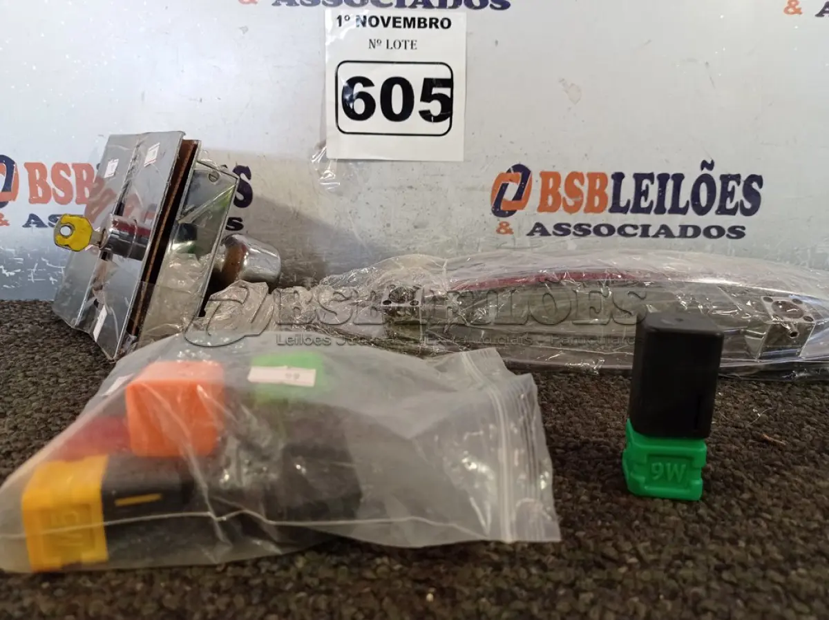 LOTE 605 - 01 FECHADURA ELETRÔNICA, 02 PUXADORES E 01 KIT DE REBITADORES ROSCA. (NO ESTADO) ATENÇÃO! FAZER A VISITAÇÃO ANTES DE ARREMATAR, NÃO SABEMOS SE FUNCIONA. LEILÃO NÃO TEM GARANTIA E NEM DEVOLUÇÃO, SUJEITO A POSSÍVEIS AVARIAS VISÍVEIS/OCULTAS E/OU AUSÊNCIA DE COMPONENTES.