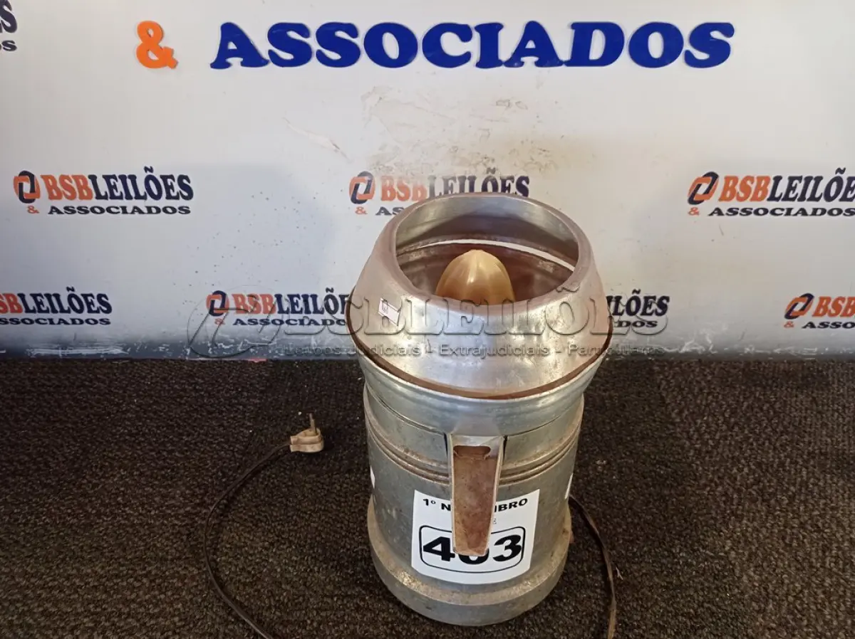 LOTE 403 - 01 ESPREMEDOR DE LARANJAS. (NO ESTADO) ATENÇÃO! FAZER A VISITAÇÃO ANTES DE ARREMATAR, NÃO SABEMOS SE FUNCIONA. LEILÃO NÃO TEM GARANTIA E NEM DEVOLUÇÃO, SUJEITO A POSSÍVEIS AVARIAS VISÍVEIS/OCULTAS E/OU AUSÊNCIA DE COMPONENTES.