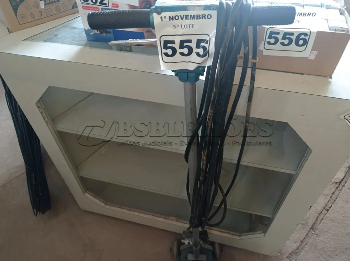 LOTE 555 - 01 ENCERADEIRA INDUSTRIAL. (NO ESTADO) ATENÇÃO! FAZER A VISITAÇÃO ANTES DE ARREMATAR, NÃO SABEMOS SE FUNCIONA. LEILÃO NÃO TEM GARANTIA E NEM DEVOLUÇÃO, SUJEITO A POSSÍVEIS AVARIAS VISÍVEIS/OCULTAS E/OU AUSÊNCIA DE COMPONENTES.