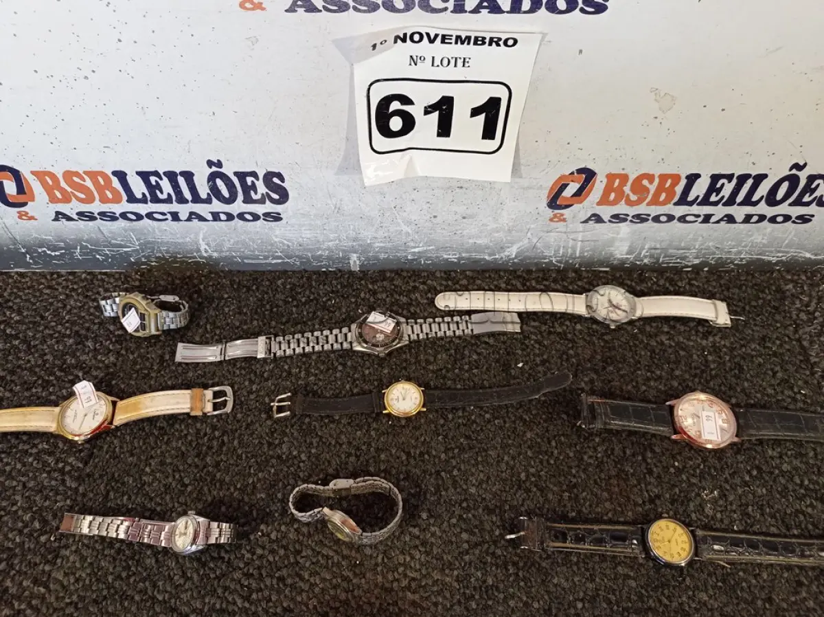 LOTE 611 - 09 RELÓGIOS DE PULSO MARCAS E MODELOS DIVERSOS. (NO ESTADO) ATENÇÃO! FAZER A VISITAÇÃO ANTES DE ARREMATAR, NÃO SABEMOS SE FUNCIONA. LEILÃO NÃO TEM GARANTIA E NEM DEVOLUÇÃO, SUJEITO A POSSÍVEIS AVARIAS VISÍVEIS/OCULTAS E/OU AUSÊNCIA DE COMPONENTES.
