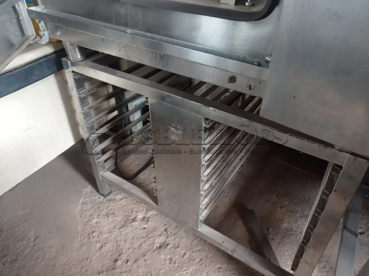 LOTE 495 - 01 FORNO INDUSTRIAL. (NO ESTADO) ATENÇÃO! FAZER A VISITAÇÃO ANTES DE ARREMATAR, NÃO SABEMOS SE FUNCIONA. LEILÃO NÃO TEM GARANTIA E NEM DEVOLUÇÃO, SUJEITO A POSSÍVEIS AVARIAS VISÍVEIS/OCULTAS E/OU AUSÊNCIA DE COMPONENTES.