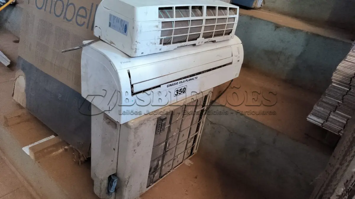 LOTE 350 - 01 AR CONDICIONADO FUJITSU E 02 EVAPORADORAS DE MARCAS DIFERENTES.(NO ESTADO, NÃO SABEMOS SE FUNCIONA. LEILÃO NÃO TEM GARANTIA E NEM DEVOLUÇÃO).