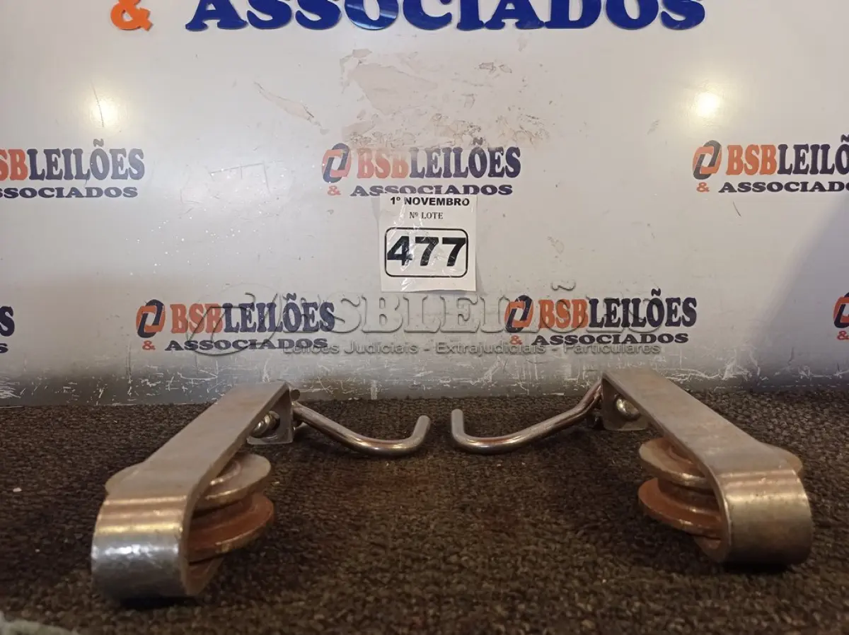LOTE 477 - 03 GANCHEIRA COM ROLDANAS EM AÇO INOX. (NO ESTADO) ATENÇÃO! FAZER A VISITAÇÃO ANTES DE ARREMATAR, NÃO SABEMOS SE FUNCIONA. LEILÃO NÃO TEM GARANTIA E NEM DEVOLUÇÃO, SUJEITO A POSSÍVEIS AVARIAS VISÍVEIS/OCULTAS E/OU AUSÊNCIA DE COMPONENTES.