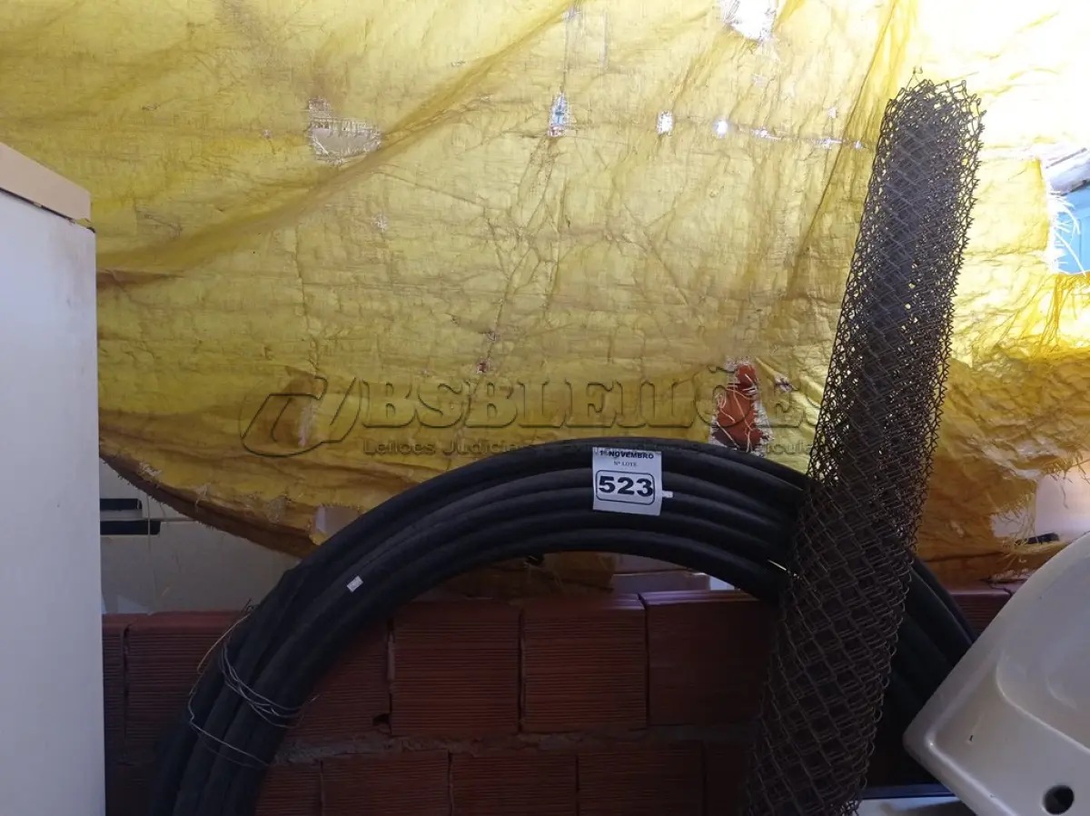 LOTE 523 - 01 LOTE COM MANGUEIRA PARA IRRIGAÇÃO E TELA PARA ALAMBRADO. (NO ESTADO) ATENÇÃO! FAZER A VISITAÇÃO ANTES DE ARREMATAR, NÃO SABEMOS SE FUNCIONA. LEILÃO NÃO TEM GARANTIA E NEM DEVOLUÇÃO, SUJEITO A POSSÍVEIS AVARIAS VISÍVEIS/OCULTAS E/OU AUSÊNCIA DE COMPONENTES.