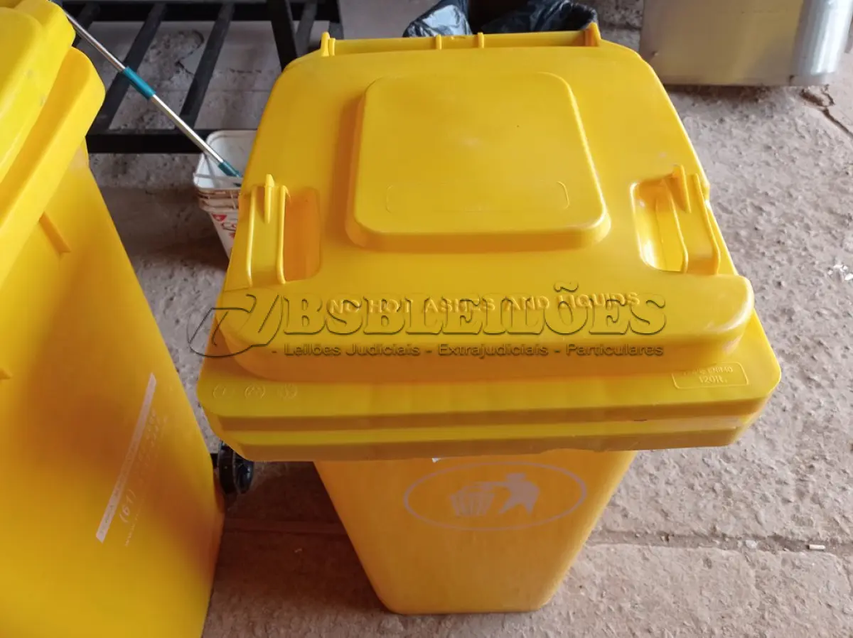 LOTE 410 - 01 CONTAINER HDPE EM-840 120L. (NO ESTADO) ATENÇÃO! FAZER A VISITAÇÃO ANTES DE ARREMATAR, NÃO SABEMOS SE FUNCIONA. LEILÃO NÃO TEM GARANTIA E NEM DEVOLUÇÃO, SUJEITO A POSSÍVEIS AVARIAS VISÍVEIS/OCULTAS E/OU AUSÊNCIA DE COMPONENTES.