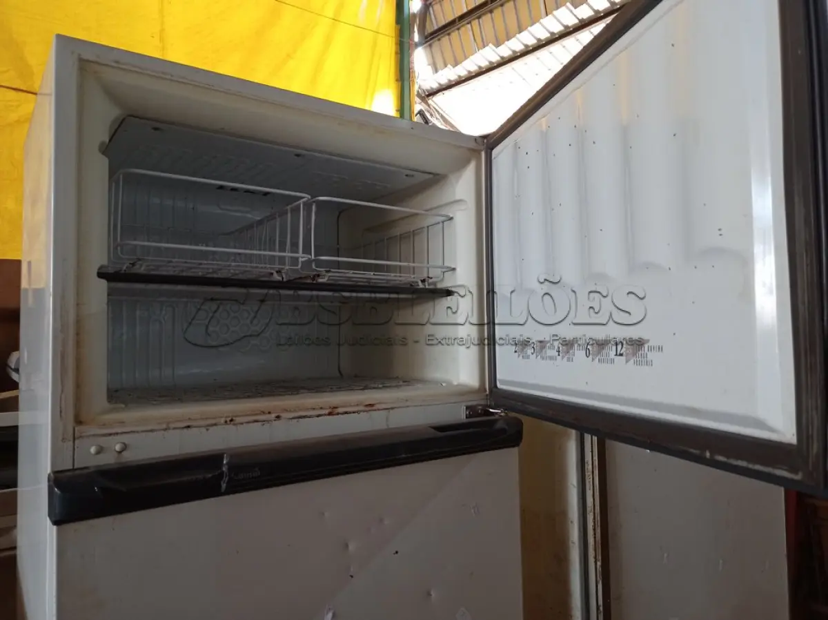 LOTE 454 - 01 GELADEIRA MARCA CÔNSUL 220V. (NO ESTADO) ATENÇÃO! FAZER A VISITAÇÃO ANTES DE ARREMATAR, NÃO SABEMOS SE FUNCIONA. LEILÃO NÃO TEM GARANTIA E NEM DEVOLUÇÃO, SUJEITO A POSSÍVEIS AVARIAS VISÍVEIS/OCULTAS E/OU AUSÊNCIA DE COMPONENTES.