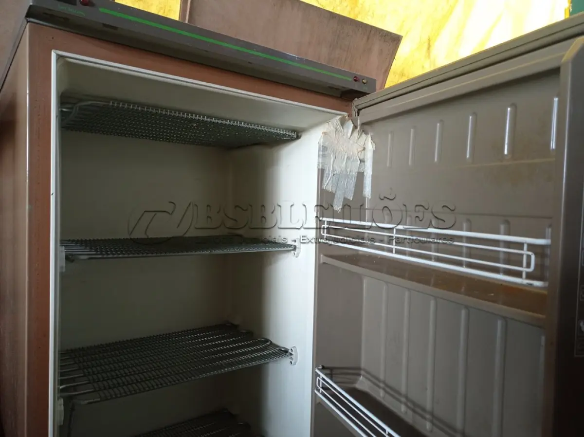 LOTE 543 - 01 FREEZER VERTICAL MARCA METALFRIO 220V. (NO ESTADO) ATENÇÃO! FAZER A VISITAÇÃO ANTES DE ARREMATAR, NÃO SABEMOS SE FUNCIONA. LEILÃO NÃO TEM GARANTIA E NEM DEVOLUÇÃO, SUJEITO A POSSÍVEIS AVARIAS VISÍVEIS/OCULTAS E/OU AUSÊNCIA DE COMPONENTES.