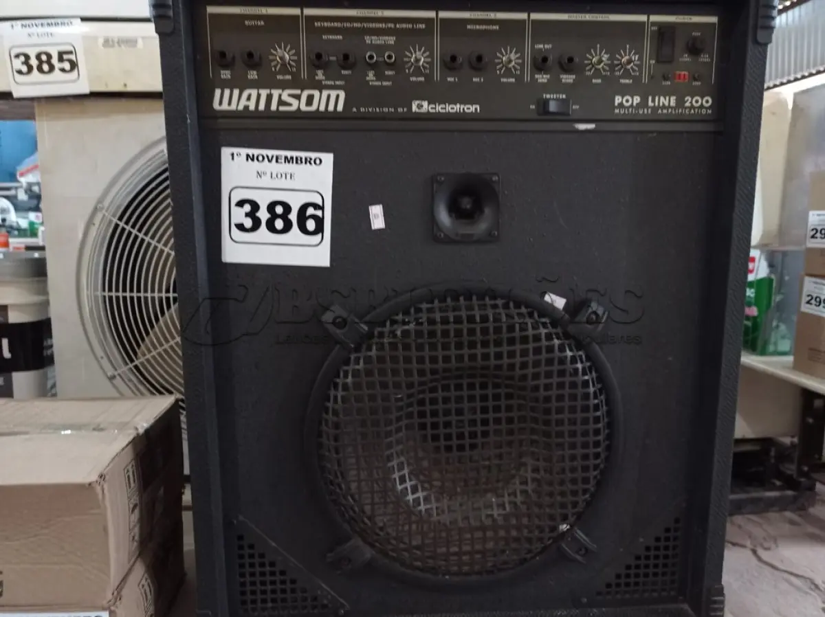 LOTE 386 - 01 CAIXA DE SOM AMPLIFICADA MARCA WATTISOM MODELO POP LINE 200. (NO ESTADO) ATENÇÃO! FAZER A VISITAÇÃO ANTES DE ARREMATAR, NÃO SABEMOS SE FUNCIONA. LEILÃO NÃO TEM GARANTIA E NEM DEVOLUÇÃO, SUJEITO A POSSÍVEIS AVARIAS VISÍVEIS/OCULTAS E/OU AUSÊNCIA DE COMPONENTES.
