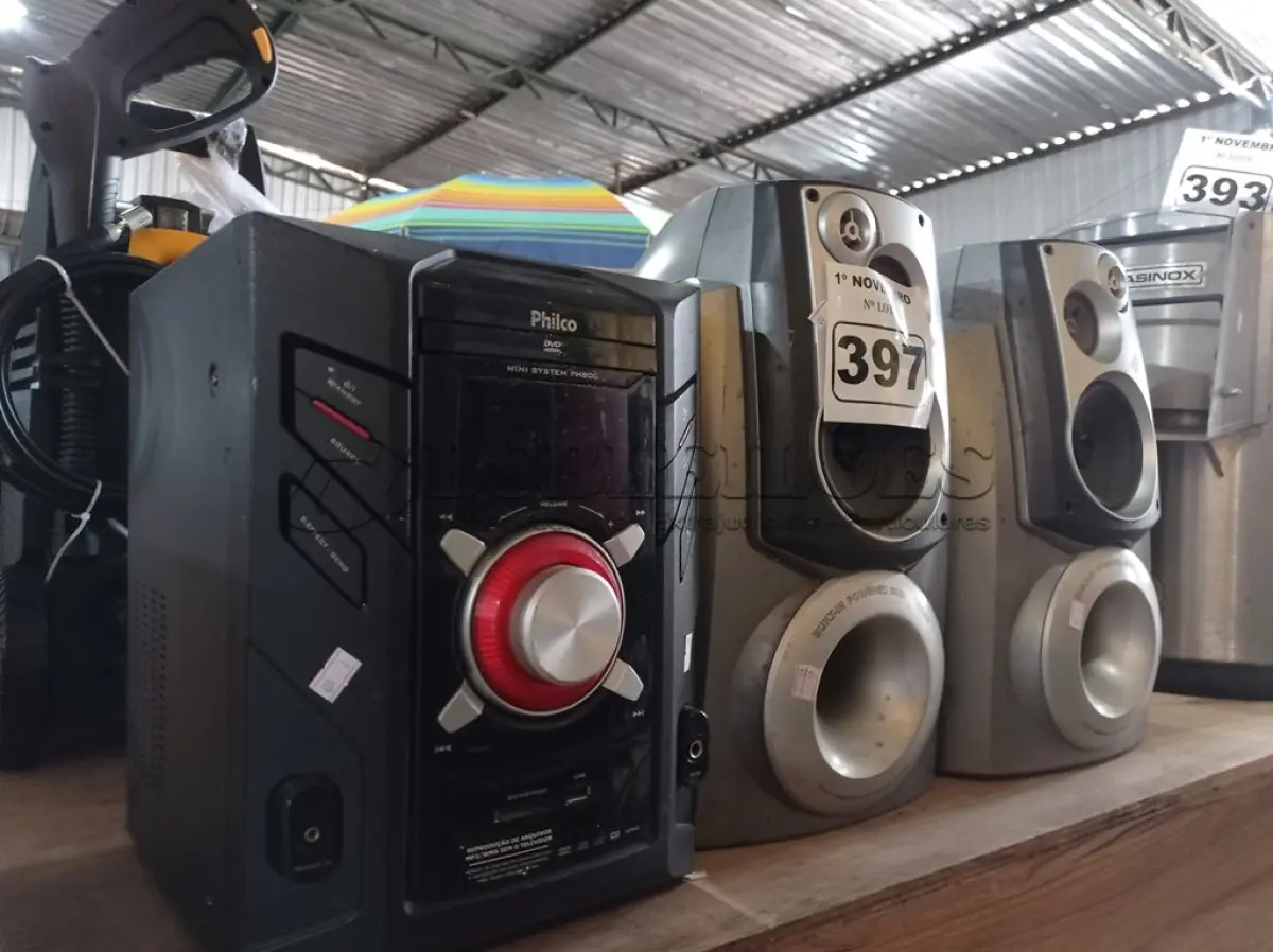 LOTE 397 - 01 APARELHO DE SOM 3X1 MARCA PHILCO. (NO ESTADO) ATENÇÃO! FAZER A VISITAÇÃO ANTES DE ARREMATAR, NÃO SABEMOS SE FUNCIONA. LEILÃO NÃO TEM GARANTIA E NEM DEVOLUÇÃO, SUJEITO A POSSÍVEIS AVARIAS VISÍVEIS/OCULTAS E/OU AUSÊNCIA DE COMPONENTES.