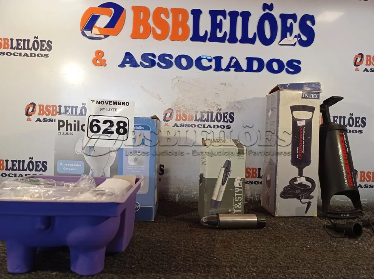 LOTE 628 - 01 APARADOR DE PELOS, 01 BOMBA PARA COLCHÃO INFLÁVEL E 01 MASSAGEADOR. (NO ESTADO) ATENÇÃO! FAZER A VISITAÇÃO ANTES DE ARREMATAR, NÃO SABEMOS SE FUNCIONA. LEILÃO NÃO TEM GARANTIA E NEM DEVOLUÇÃO, SUJEITO A POSSÍVEIS AVARIAS VISÍVEIS/OCULTAS E/OU AUSÊNCIA DE COMPONENTES.