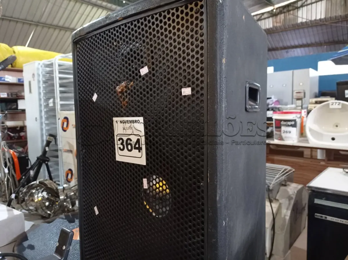 LOTE 364 - 01 CAIXA DE SOM PASSIVA. (NO ESTADO) ATENÇÃO! FAZER A VISITAÇÃO ANTES DE ARREMATAR, NÃO SABEMOS SE FUNCIONA. LEILÃO NÃO TEM GARANTIA E NEM DEVOLUÇÃO, SUJEITO A POSSÍVEIS AVARIAS VISÍVEIS/OCULTAS E/OU AUSÊNCIA DE COMPONENTES.