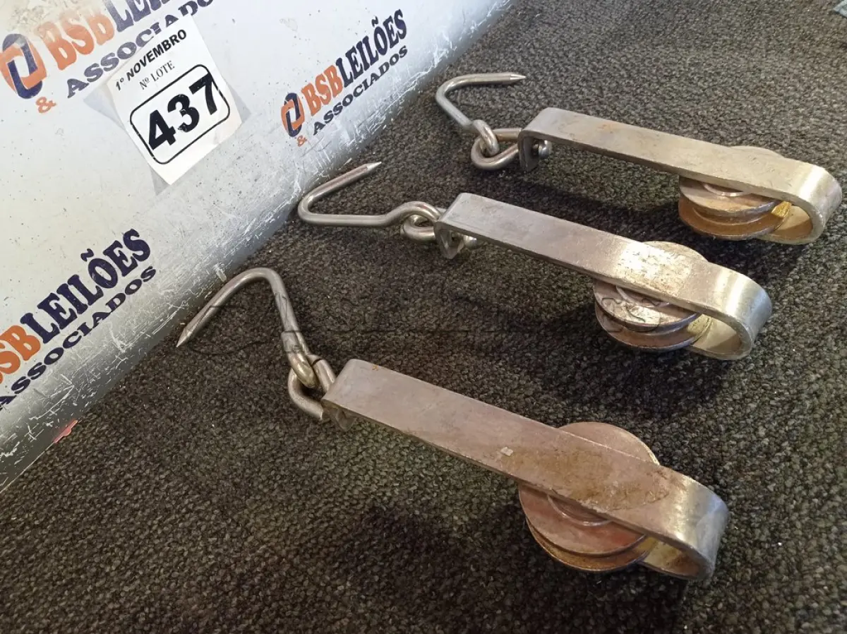 LOTE 437 - 02 GANCHEIRAS COM ROLDANAS EM AÇO INOX. (NO ESTADO) ATENÇÃO! FAZER A VISITAÇÃO ANTES DE ARREMATAR, NÃO SABEMOS SE FUNCIONA. LEILÃO NÃO TEM GARANTIA E NEM DEVOLUÇÃO, SUJEITO A POSSÍVEIS AVARIAS VISÍVEIS/OCULTAS E/OU AUSÊNCIA DE COMPONENTES.