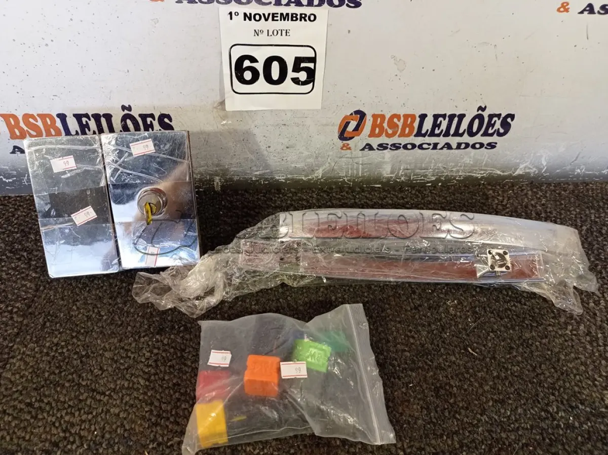 LOTE 605 - 01 FECHADURA ELETRÔNICA, 02 PUXADORES E 01 KIT DE REBITADORES ROSCA. (NO ESTADO) ATENÇÃO! FAZER A VISITAÇÃO ANTES DE ARREMATAR, NÃO SABEMOS SE FUNCIONA. LEILÃO NÃO TEM GARANTIA E NEM DEVOLUÇÃO, SUJEITO A POSSÍVEIS AVARIAS VISÍVEIS/OCULTAS E/OU AUSÊNCIA DE COMPONENTES.