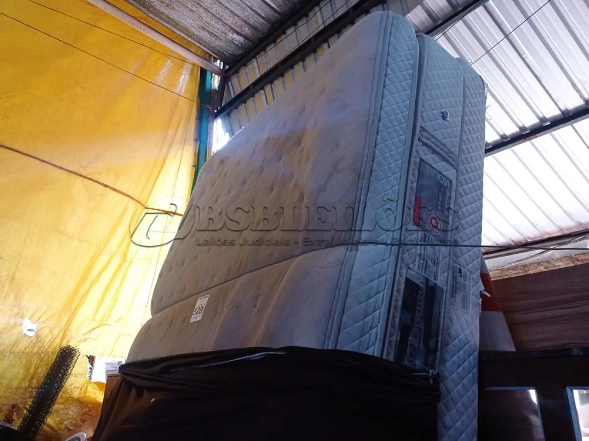 LOTE 520 - 01 CAMA BOX COM COLCHÃO. (NO ESTADO) ATENÇÃO! FAZER A VISITAÇÃO ANTES DE ARREMATAR, NÃO SABEMOS SE FUNCIONA. LEILÃO NÃO TEM GARANTIA E NEM DEVOLUÇÃO, SUJEITO A POSSÍVEIS AVARIAS VISÍVEIS/OCULTAS E/OU AUSÊNCIA DE COMPONENTES.