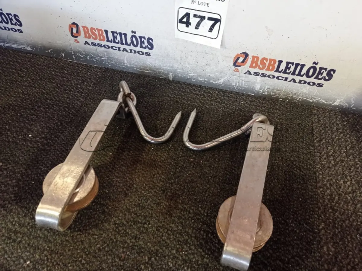 LOTE 477 - 03 GANCHEIRA COM ROLDANAS EM AÇO INOX. (NO ESTADO) ATENÇÃO! FAZER A VISITAÇÃO ANTES DE ARREMATAR, NÃO SABEMOS SE FUNCIONA. LEILÃO NÃO TEM GARANTIA E NEM DEVOLUÇÃO, SUJEITO A POSSÍVEIS AVARIAS VISÍVEIS/OCULTAS E/OU AUSÊNCIA DE COMPONENTES.