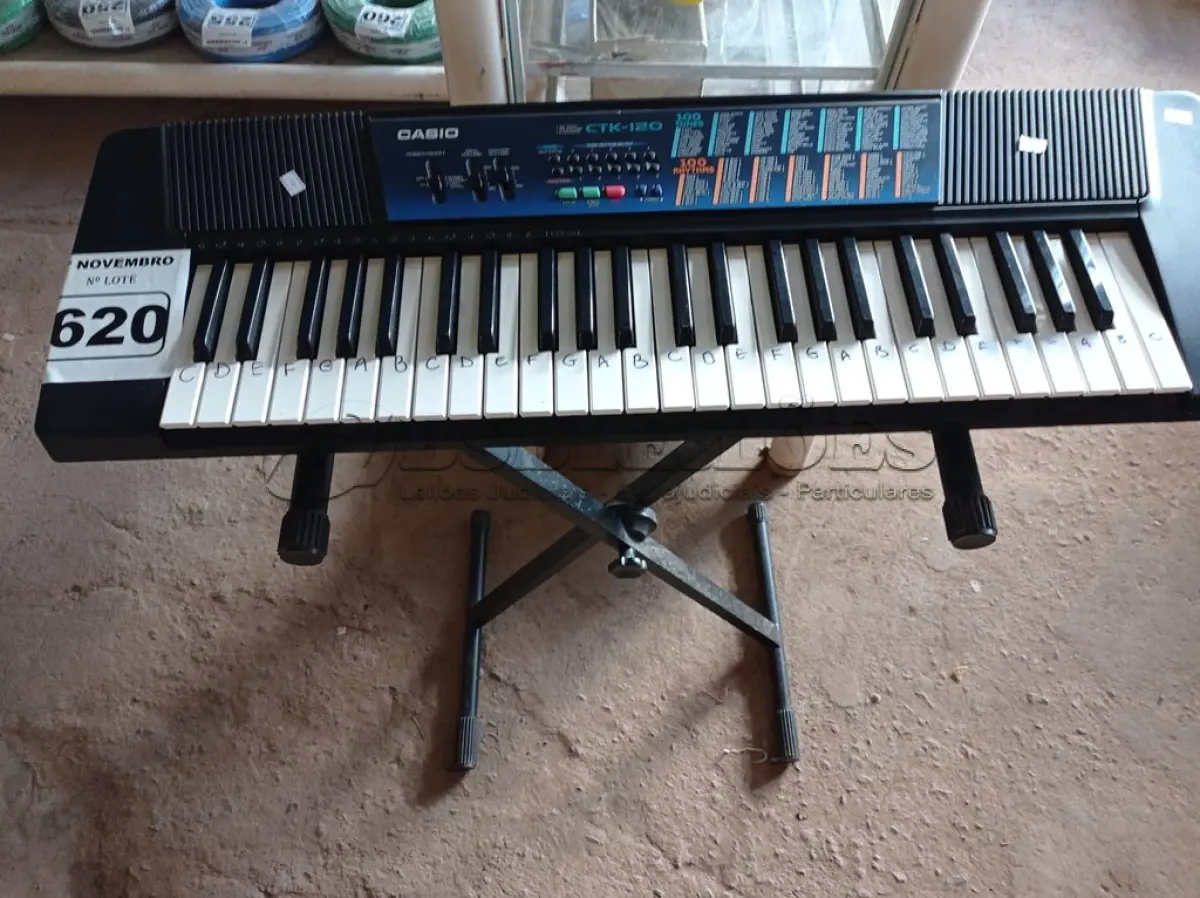 LOTE 620 - 01 TECLADO CASSIO. (NO ESTADO) ATENÇÃO! FAZER A VISITAÇÃO ANTES DE ARREMATAR, NÃO SABEMOS SE FUNCIONA. LEILÃO NÃO TEM GARANTIA E NEM DEVOLUÇÃO, SUJEITO A POSSÍVEIS AVARIAS VISÍVEIS/OCULTAS E/OU AUSÊNCIA DE COMPONENTES.