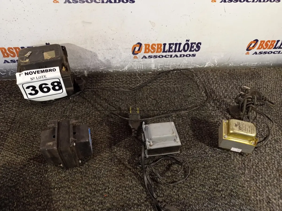 LOTE 368 - 04 AUTOTRANSFORMADORES MARCAS E MODELOS DIVERSOS. (NO ESTADO) ATENÇÃO! FAZER A VISITAÇÃO ANTES DE ARREMATAR, NÃO SABEMOS SE FUNCIONA. LEILÃO NÃO TEM GARANTIA E NEM DEVOLUÇÃO, SUJEITO A POSSÍVEIS AVARIAS VISÍVEIS/OCULTAS E/OU AUSÊNCIA DE COMPONENTES.