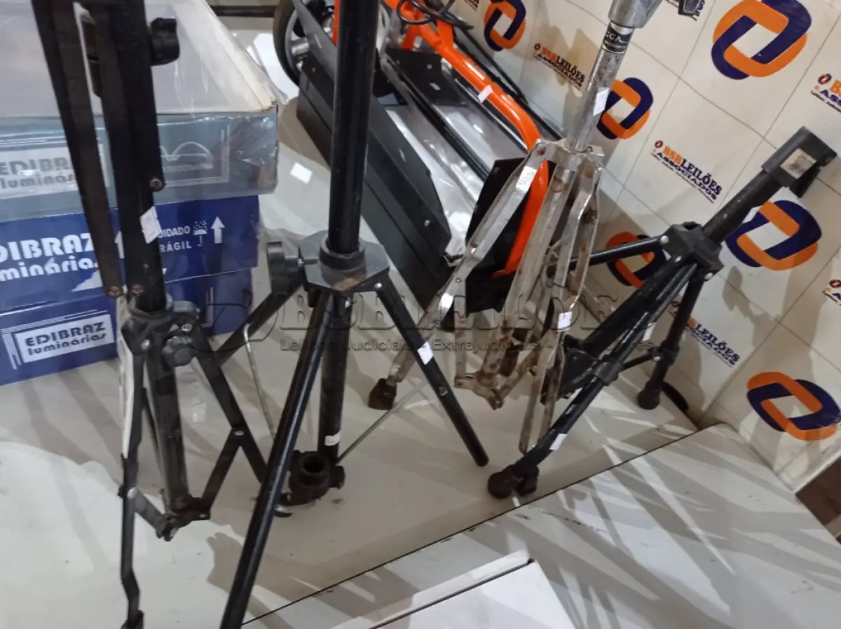 LOTE 358 - 04 TRIPÉS MARCAS E MODELOS DIVERSOS. (NO ESTADO) ATENÇÃO! FAZER A VISITAÇÃO ANTES DE ARREMATAR, NÃO SABEMOS SE FUNCIONA. LEILÃO NÃO TEM GARANTIA E NEM DEVOLUÇÃO, SUJEITO A POSSÍVEIS AVARIAS VISÍVEIS/OCULTAS E/OU AUSÊNCIA DE COMPONENTES.