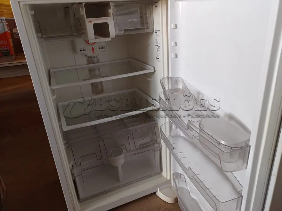 LOTE 461 - 01 GELADEIRA FROST FREE MARCA BRASTEMP 220V. (NO ESTADO) ATENÇÃO! FAZER A VISITAÇÃO ANTES DE ARREMATAR, NÃO SABEMOS SE FUNCIONA. LEILÃO NÃO TEM GARANTIA E NEM DEVOLUÇÃO, SUJEITO A POSSÍVEIS AVARIAS VISÍVEIS/OCULTAS E/OU AUSÊNCIA DE COMPONENTES.