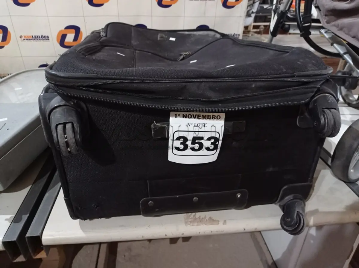 LOTE 353 - 01 MALA PARA VIAGEM. (NO ESTADO) ATENÇÃO! FAZER A VISITAÇÃO ANTES DE ARREMATAR, NÃO SABEMOS SE FUNCIONA. LEILÃO NÃO TEM GARANTIA E NEM DEVOLUÇÃO, SUJEITO A POSSÍVEIS AVARIAS VISÍVEIS/OCULTAS E/OU AUSÊNCIA DE COMPONENTES.