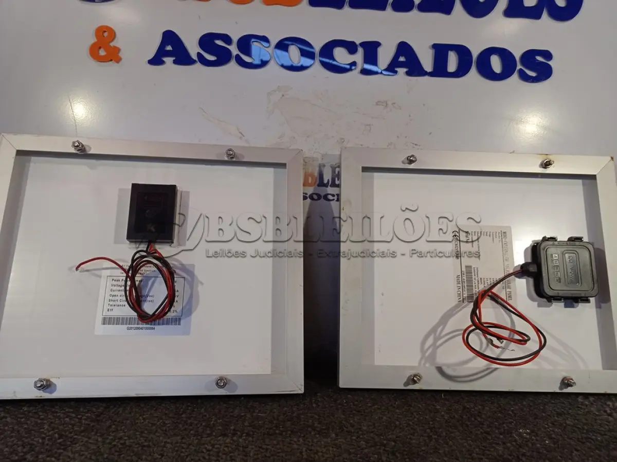 LOTE 392 - 02 PAINÉIS SOLARES 18V 10W. (NO ESTADO) ATENÇÃO! FAZER A VISITAÇÃO ANTES DE ARREMATAR, NÃO SABEMOS SE FUNCIONA. LEILÃO NÃO TEM GARANTIA E NEM DEVOLUÇÃO, SUJEITO A POSSÍVEIS AVARIAS VISÍVEIS/OCULTAS E/OU AUSÊNCIA DE COMPONENTES.
