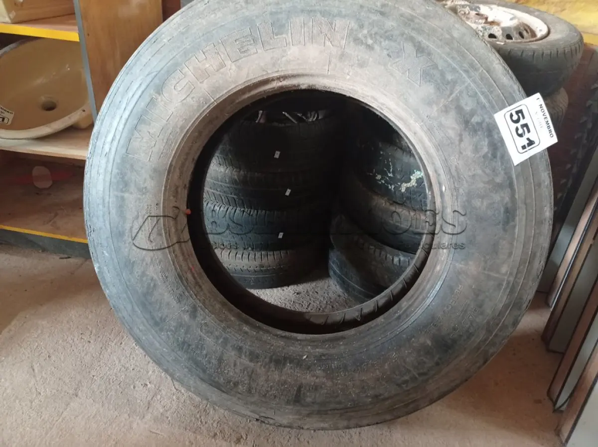 LOTE 551 - 01 PNEU PARA CAMINHÃO 275/80/22.5. (NO ESTADO) ATENÇÃO! FAZER A VISITAÇÃO ANTES DE ARREMATAR, NÃO SABEMOS SE FUNCIONA. LEILÃO NÃO TEM GARANTIA E NEM DEVOLUÇÃO, SUJEITO A POSSÍVEIS AVARIAS VISÍVEIS/OCULTAS E/OU AUSÊNCIA DE COMPONENTES.