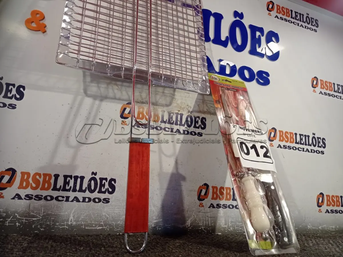 LOTE 012 - 01 KIT CHURRASCO. (NO ESTADO) ATENÇÃO! FAZER A VISITAÇÃO ANTES DE ARREMATAR, NÃO SABEMOS SE FUNCIONA. LEILÃO NÃO TEM GARANTIA E NEM DEVOLUÇÃO, SUJEITO A POSSÍVEIS AVARIAS VISÍVEIS/OCULTAS E/OU AUSÊNCIA DE COMPONENTES.
