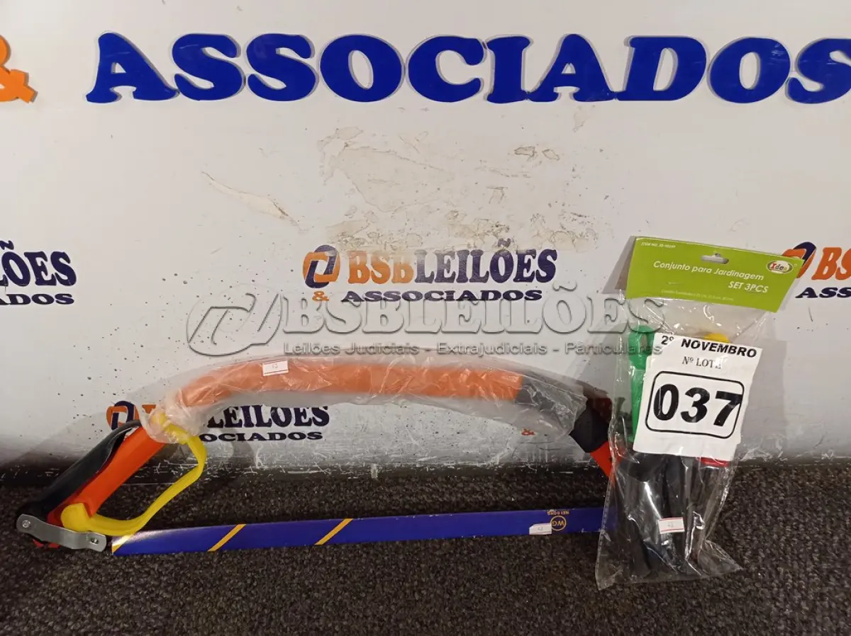 LOTE 037 - 01 ARCO DE SERRA PARA PODAS E 01 CONJUNTO PARA JARDINAGEM. (NO ESTADO) ATENÇÃO! FAZER A VISITAÇÃO ANTES DE ARREMATAR, NÃO SABEMOS SE FUNCIONA. LEILÃO NÃO TEM GARANTIA E NEM DEVOLUÇÃO, SUJEITO A POSSÍVEIS AVARIAS VISÍVEIS/OCULTAS E/OU AUSÊNCIA DE COMPONENTES.