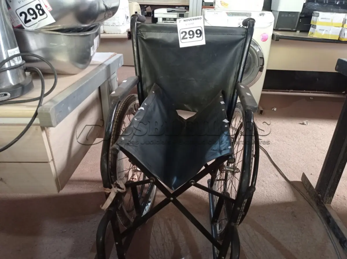 LOTE 299 - 01 CADEIRA DE RODAS. (NO ESTADO) ATENÇÃO! FAZER A VISITAÇÃO ANTES DE ARREMATAR, NÃO SABEMOS SE FUNCIONA. LEILÃO NÃO TEM GARANTIA E NEM DEVOLUÇÃO, SUJEITO A POSSÍVEIS AVARIAS VISÍVEIS/OCULTAS E/OU AUSÊNCIA DE COMPONENTES.