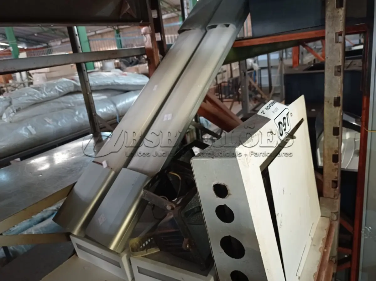 LOTE 097 - 01 QUADRO ELÉTRICO E VÁRIAS LUMINÁRIAS MARCAS E MODELOS DIVERSOS. (NO ESTADO) ATENÇÃO! FAZER A VISITAÇÃO ANTES DE ARREMATAR, NÃO SABEMOS SE FUNCIONA. LEILÃO NÃO TEM GARANTIA E NEM DEVOLUÇÃO, SUJEITO A POSSÍVEIS AVARIAS VISÍVEIS/OCULTAS E/OU AUSÊNCIA DE COMPONENTES.
