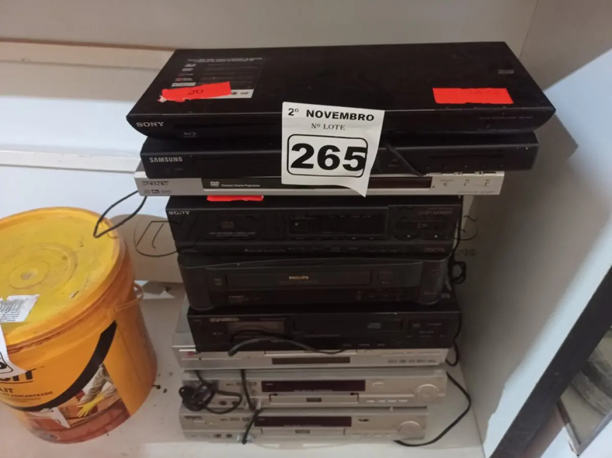 LOTE 265 - 06 APARELHOS DE DVD, 02 TOCA CD E 01 VIDEOCASSETE MARCAS E MODELOS DIVERSOS. (NO ESTADO) ATENÇÃO! FAZER A VISITAÇÃO ANTES DE ARREMATAR, NÃO SABEMOS SE FUNCIONA. LEILÃO NÃO TEM GARANTIA E NEM DEVOLUÇÃO, SUJEITO A POSSÍVEIS AVARIAS VISÍVEIS/OCULTAS E/OU AUSÊNCIA DE COMPONENTES.